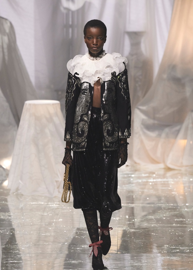 إطلالة من Valentino