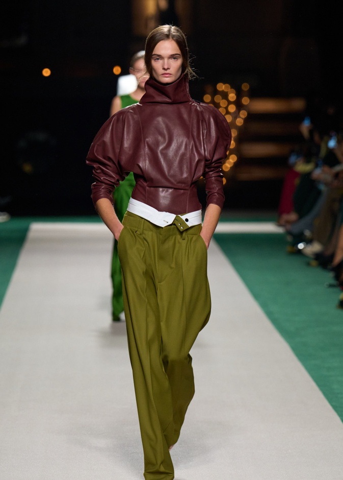 تنسيق اللون الأخضر الزيتي من Victoria Beckham