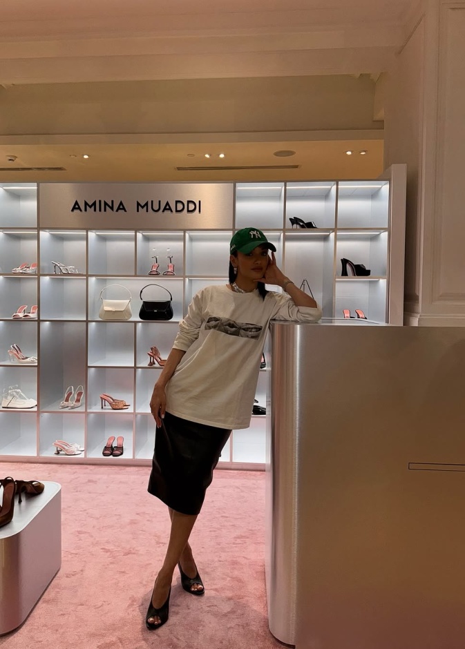 Amina Muaddi وأول متجر رسمي لها في باريس.. متعة في التسوق وركن من الإبداع