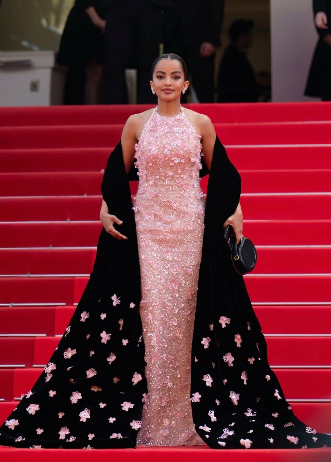 أجواء الجودي تلفت الأنظار بإطلالة ساحرة من توقيع المصممة إيمان العجلان