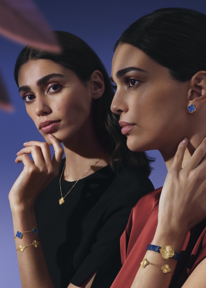 إبداعات دار فان كليف أند آربلز من ألامبرا مشغولة انطلاقاً من العقيق الأزرق وبتعاونٍ فنّي مميز