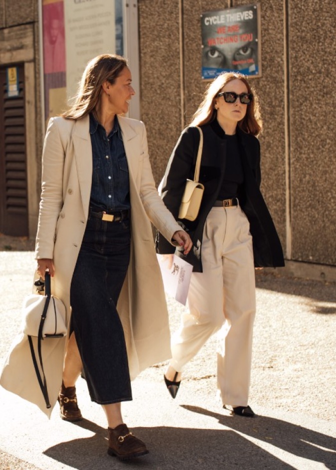 إطلالات هادئة وأنيقة من شوارع لندن ربيع صيف 2025