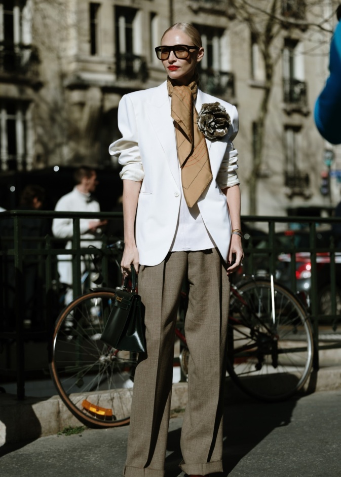 إطلالة رسمية أنيقة من شوارع باريس خريف شتاء 2025