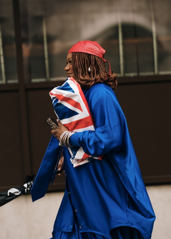 ماذا ترتدين لقضاء عطلة في لندن... إليك نصائح خبيرة أزياء "هي" الخاصة 