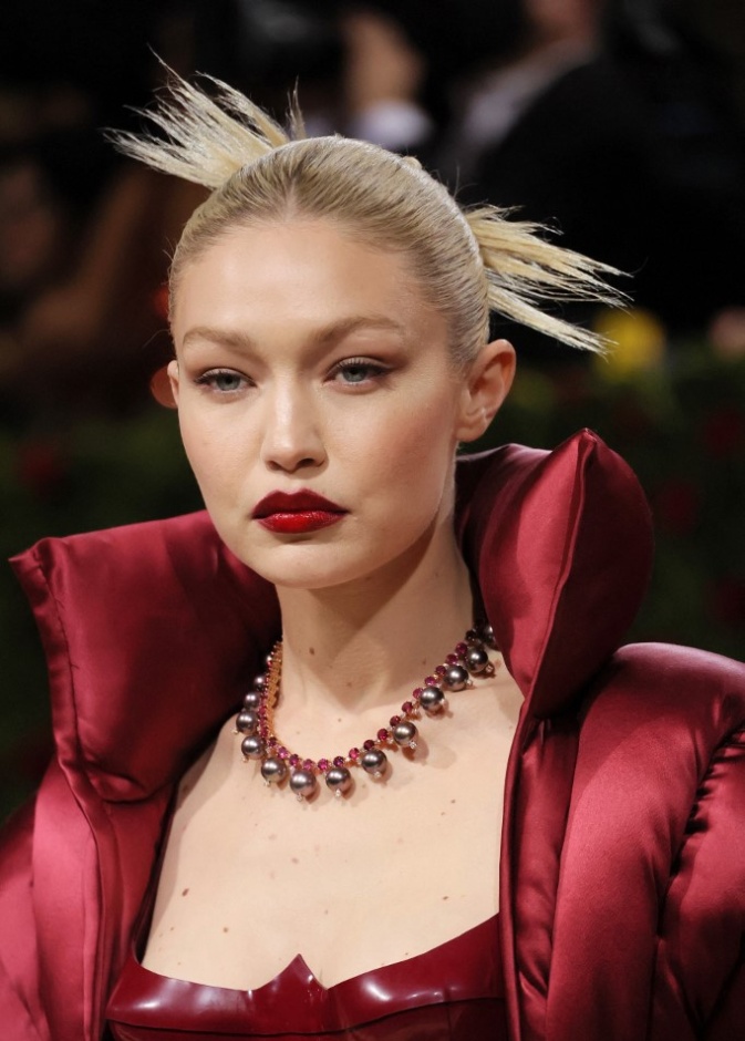 بين الجمال والجاذبية جيجي حديد أيقونة الاطلالات الجمالية في حفلات Met Gala 