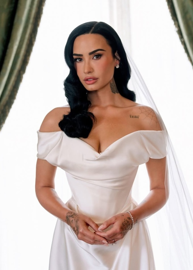 النجمة ديمي لوفاتو تتصدّر الترند بزواجها بلمسات جمالية راقية في المكياج