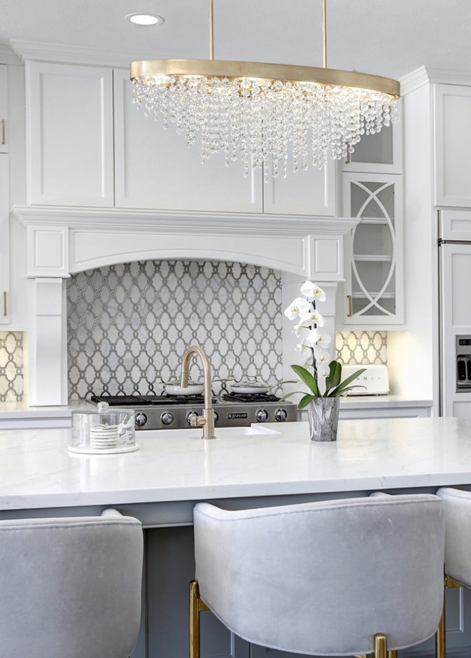 تعلق الثريات في المطبخ فوق الجزيرة أو طاولة الطعام، لتكون نقطة محورية مميزة (الصورة الرئيسية)