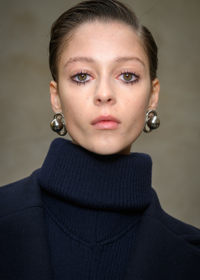 الفرق بين تقنيات شد الوجه بالخيوط الذهبية والفيلر  