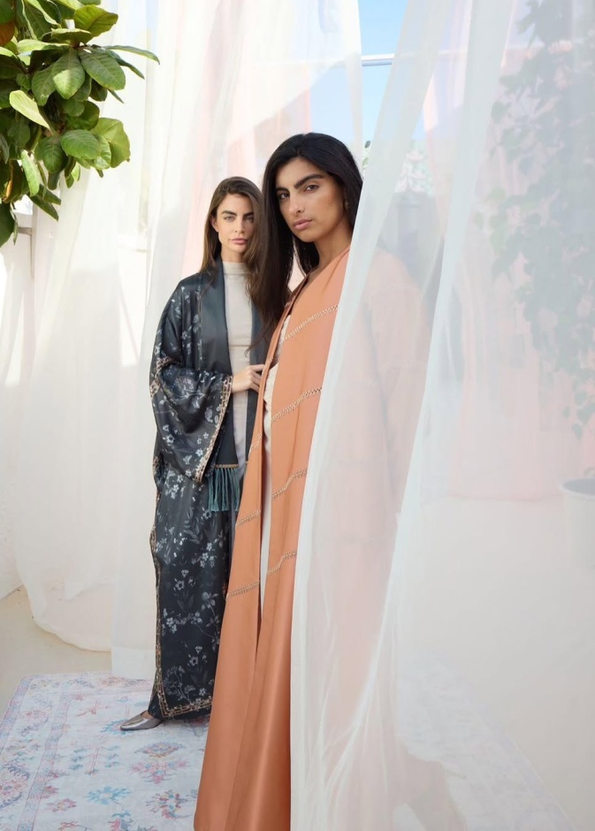 فن اختيار وتنسيق العباءة مع منسقة أزياء "هي" الخاصة