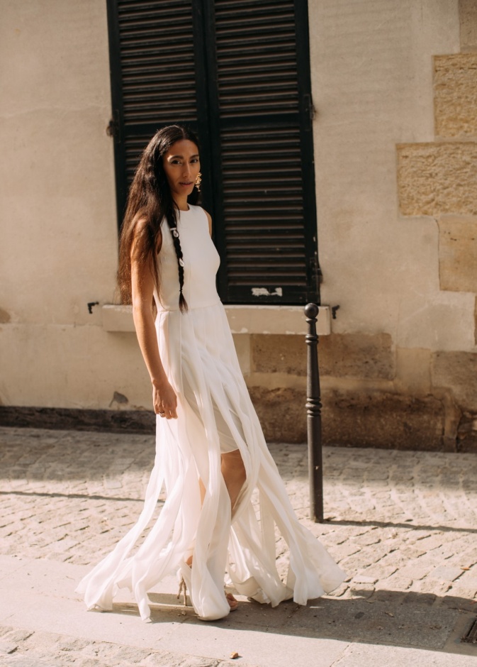   فستان أبيض عصري من شوارع باريس خريف شتاء 2025