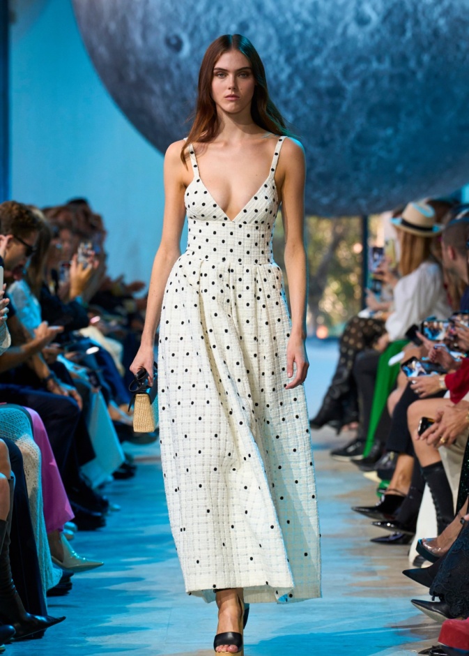 فستان أنيق من مجموعة إيلي صعب ربيع صيف 2024