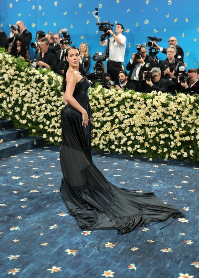 فستان جورجينا رودريغز يُثير الجدل في ميت غالا 2025