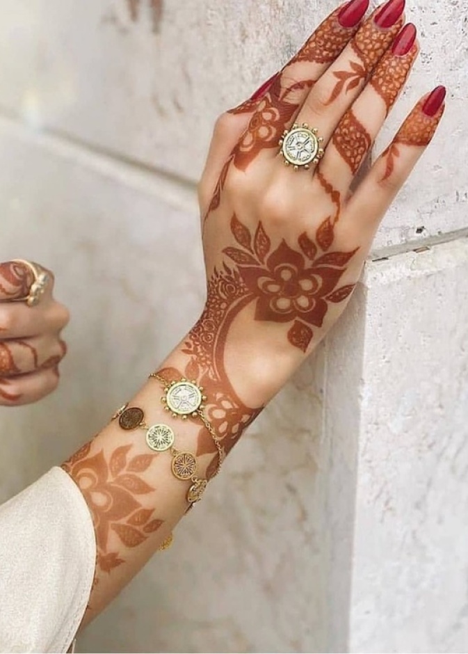 نقشة حناء العروس على شكل ورود كبيرة
