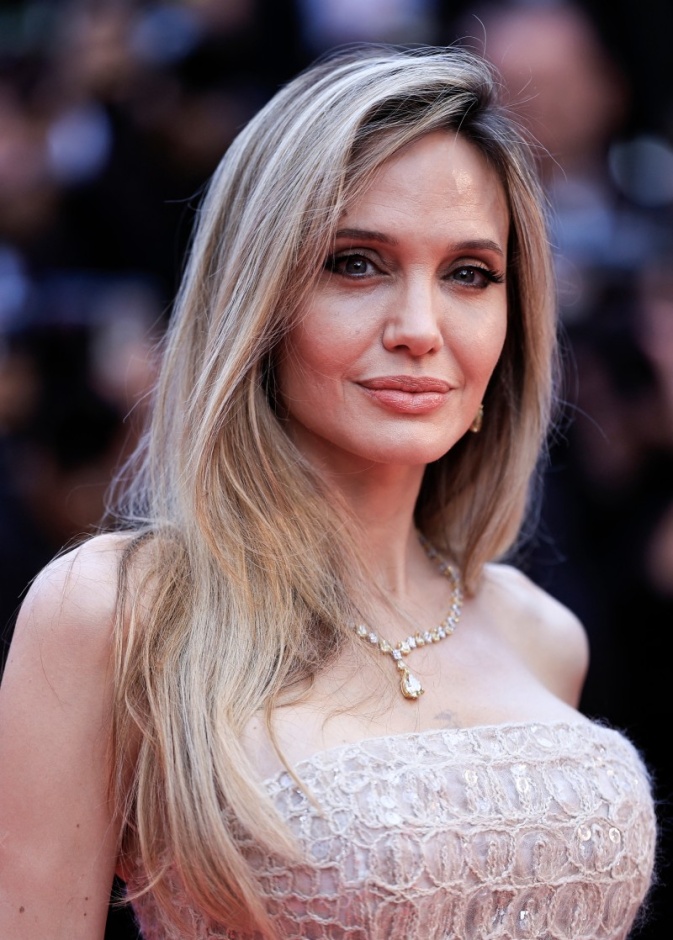  اطلالة Angelina Jolie بظلال مشرقة وساحرة