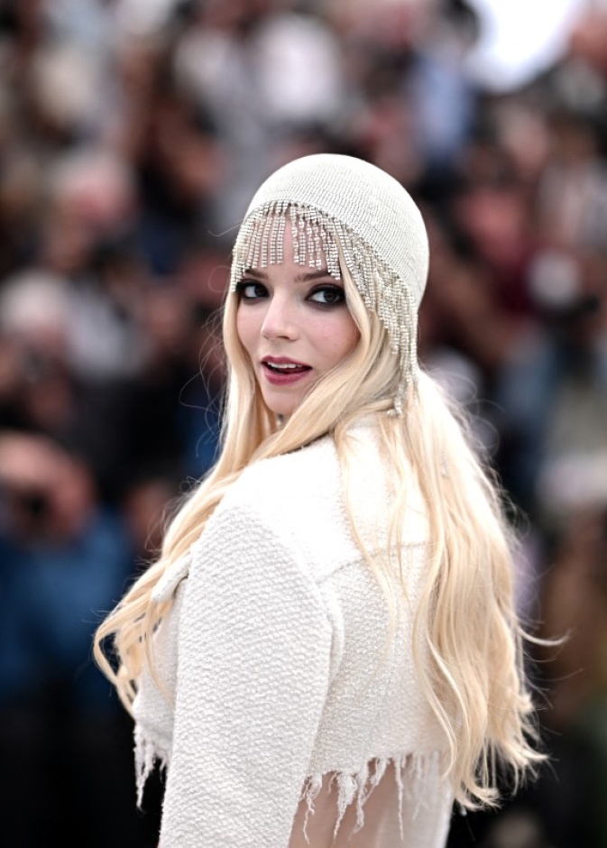 اطلالة Anya Taylor-Joy بأكسسوارات القبعة الدائرية الكريستالية