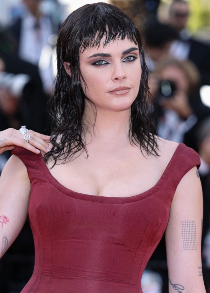 اطلالة Cara Delevingne بتسريحات مبللة كع الغرة الامامية