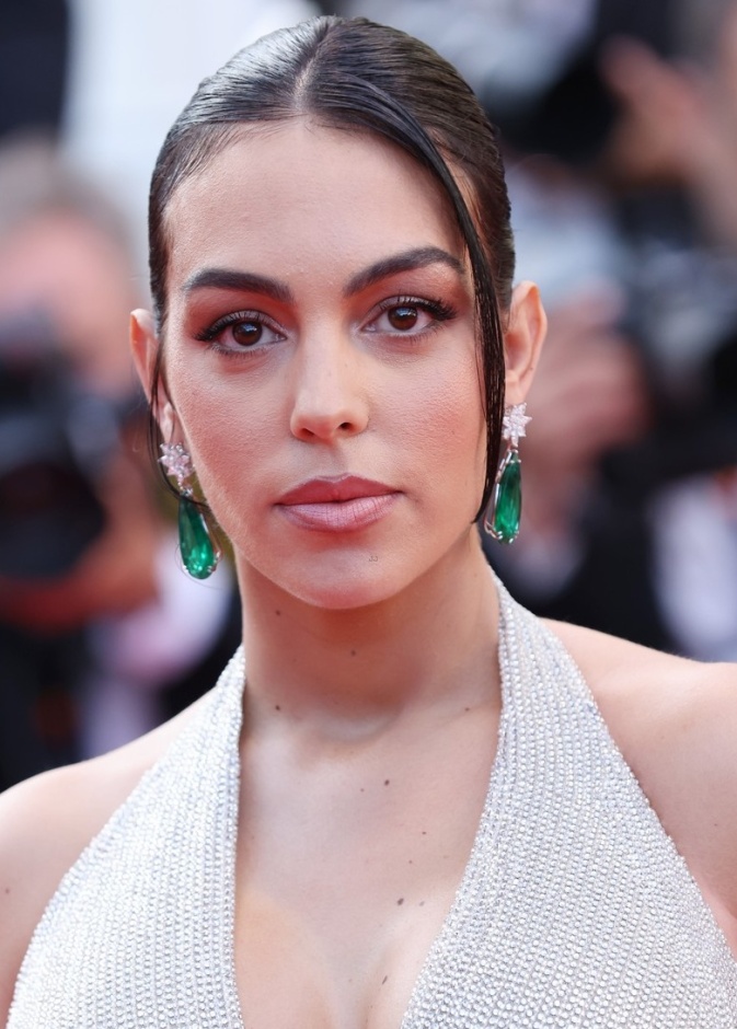 اطلالة Georgina Rodríguez بمكياج مشمشي عام 2022