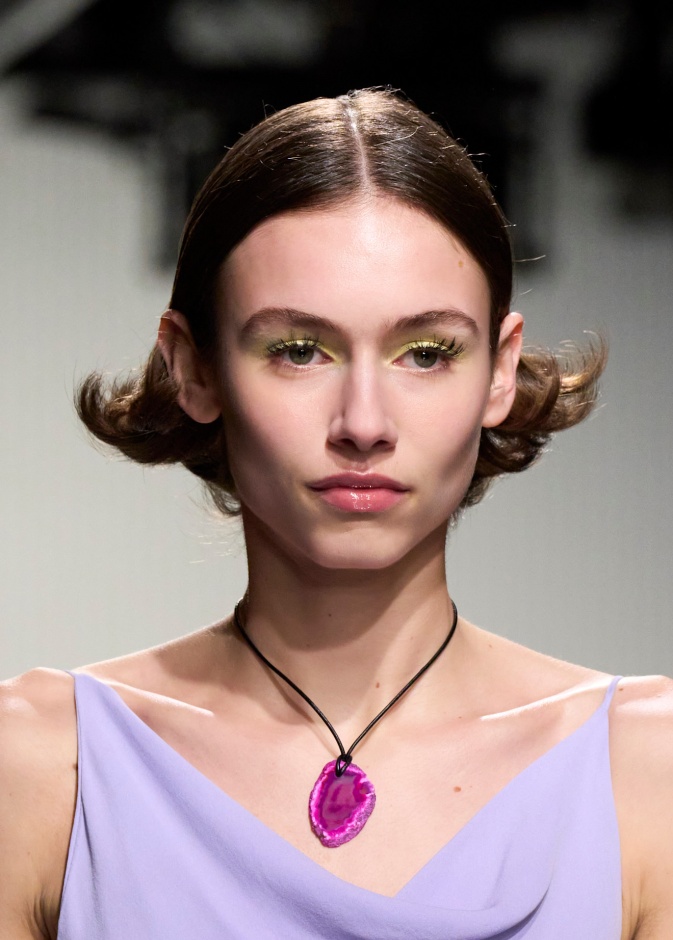 عطور للمرأة بنغمات مليئة بالمرح تعيد ذكريات الطفولة