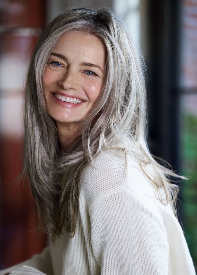 بولينا بوريزكوفا تظهر في الحملات الدعائية بشعر رمادي لامع