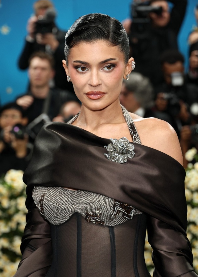 اطلالة Kylie Jenner بتسريحات الشعر المبلل مع الكعكة المنخفضة