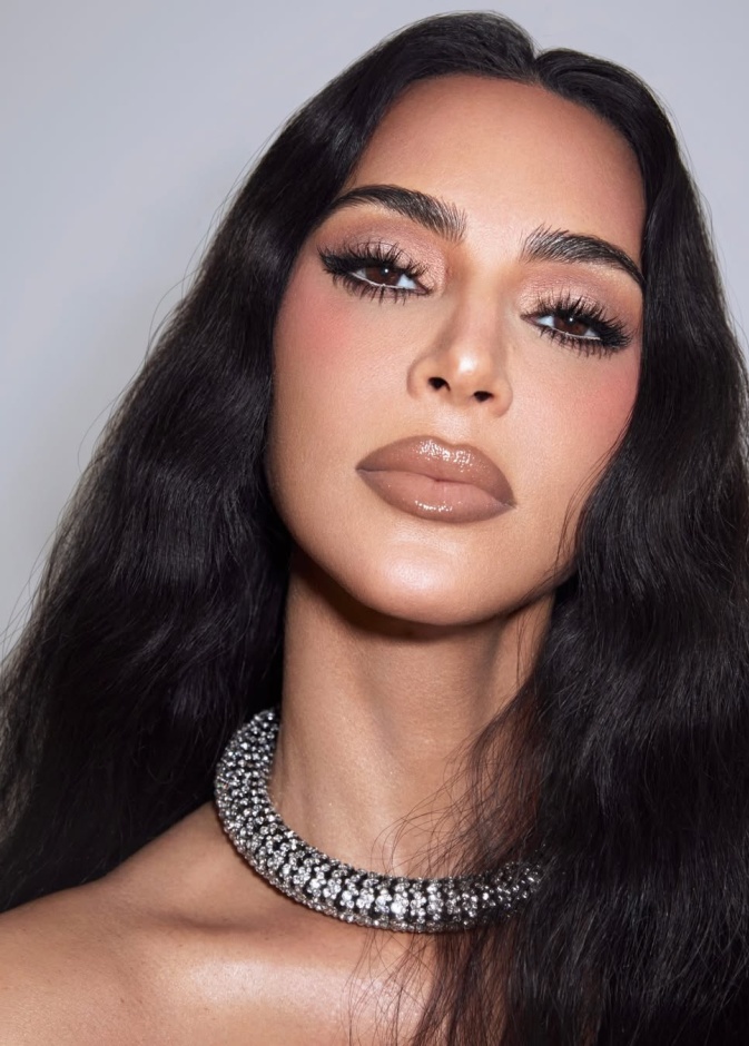  ألوان البلاشر الوردي مع التموجات اللماعة من وحي النجمة Kim Kardashian- الصورة من حسابها على انستغرام