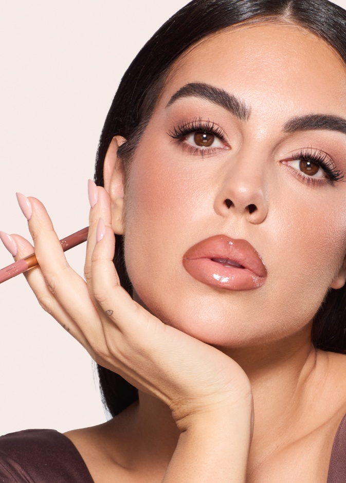 شارلوت تلبوري تطلق نظام SUPER NUDES SCULPTING SYSTEM الخاص بها