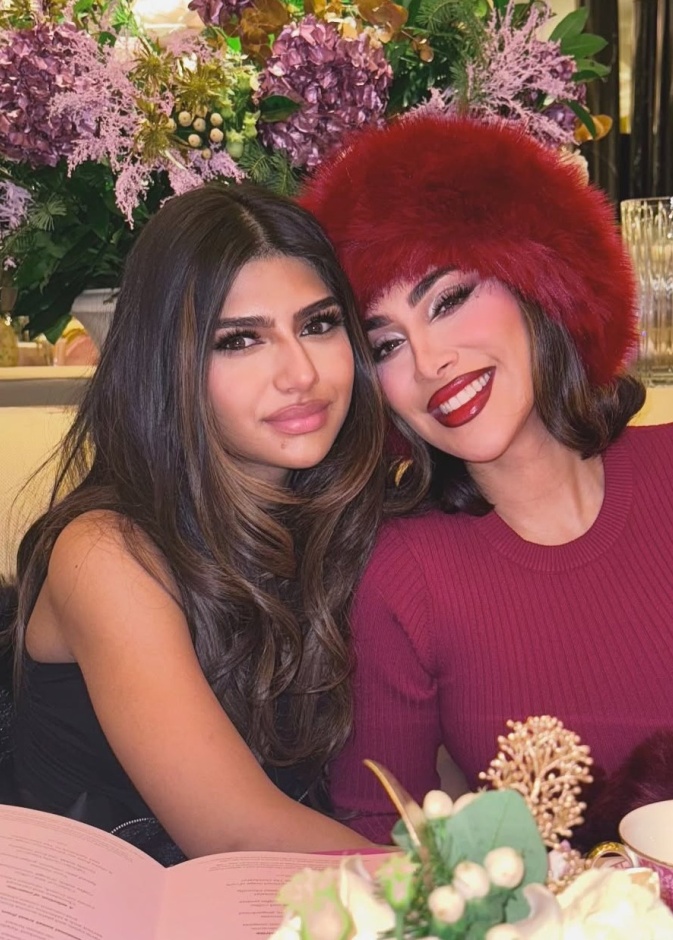 نور جيزيل مع والدتها هدى قطان