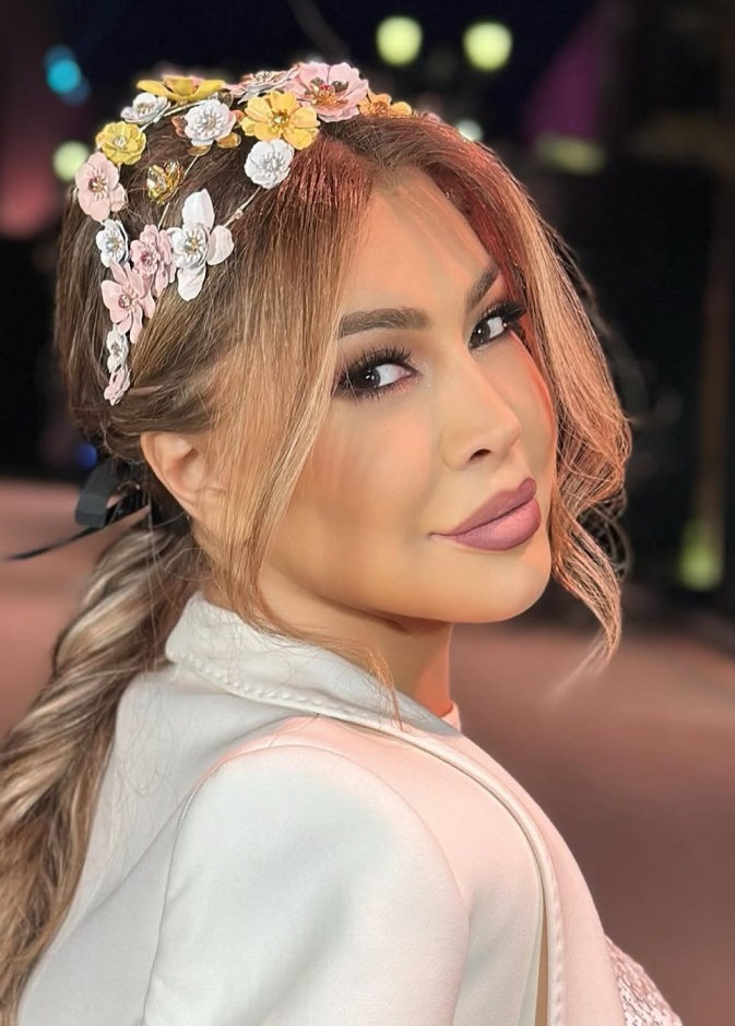 تسريحات شعر النجمات اللبنانيات تلهمنا بأحدث الصيحات: من الضفيرة الربيعية الى الكعكة الملكية