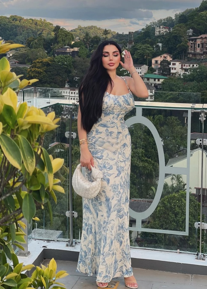 زينب فياض تلهمك بفساتين نهارية ومسائية تناسب هذا الموسم ..وأناقتها الموروثة حديث الجمهور 