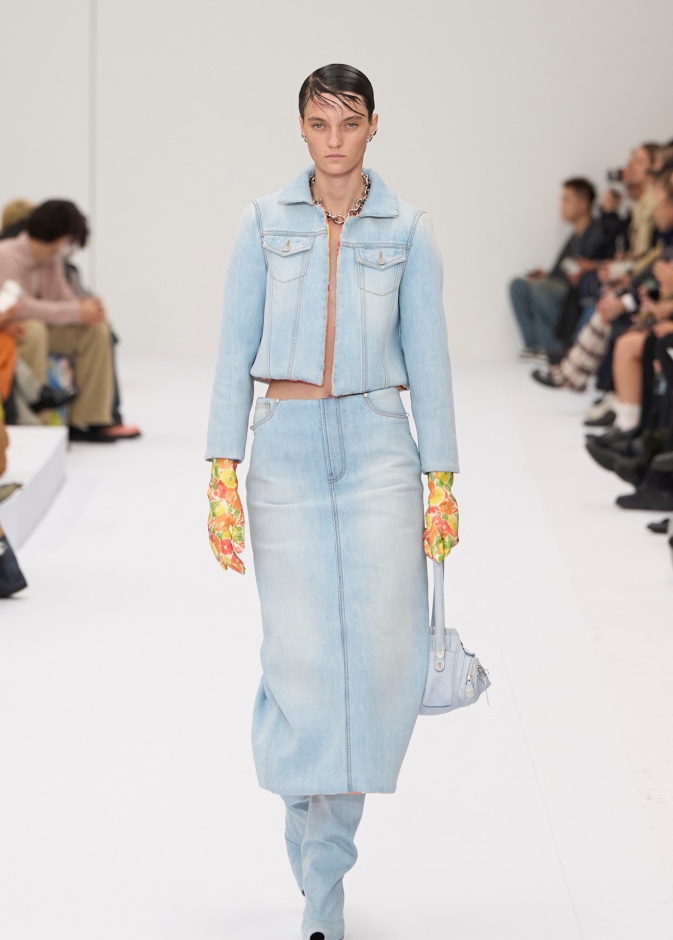 أطقم الجينز تحافظ على مكانتها في الموضة واعتمادها أساسي لاطلالات عصرية هذا الصيف