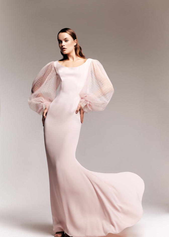 الفستان الزهري الفاتح سيد الألوان في إطلالات الصيف