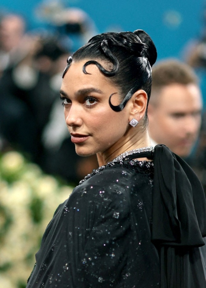 أغرب تسريحات وأكسسوارت شعر نجمات حفل Met Gala 2025