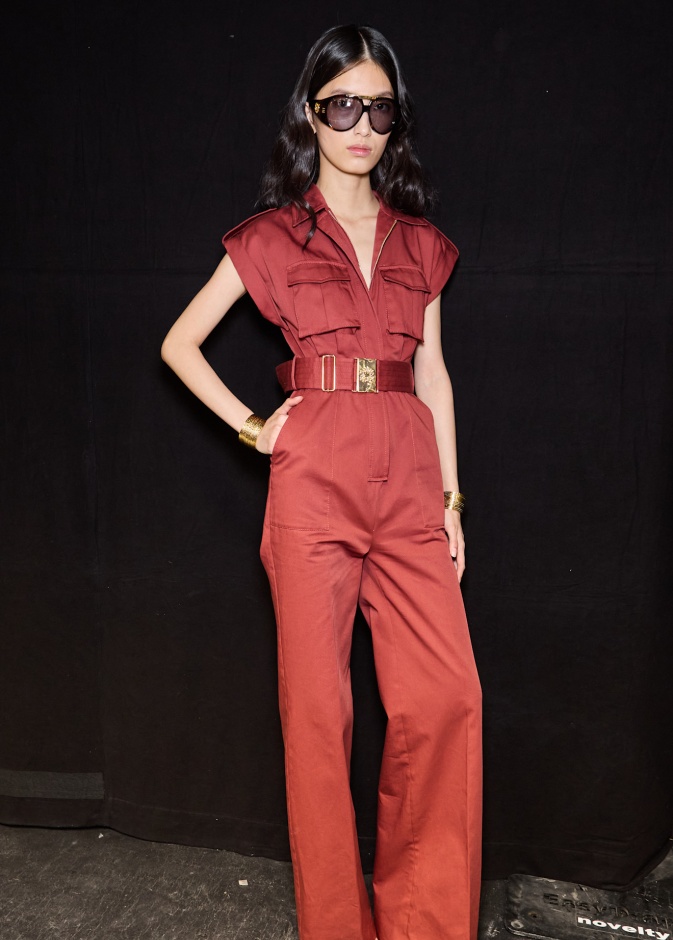 الجمبسوت الأحمر يتصدّر من جديد اطلالات الصيف