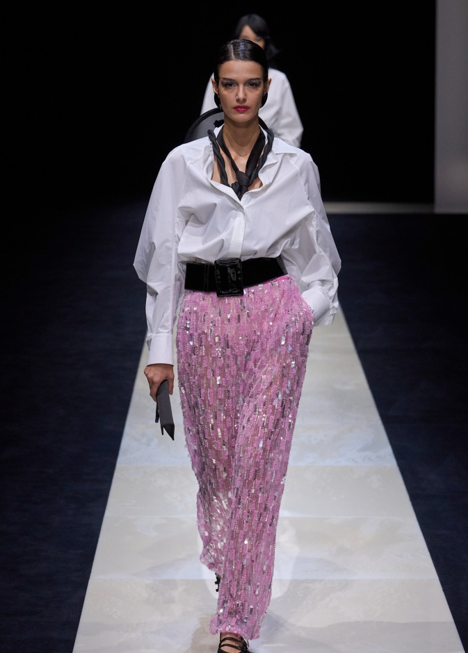  البناطيل اللامعة من الترتر من Emporio Armani