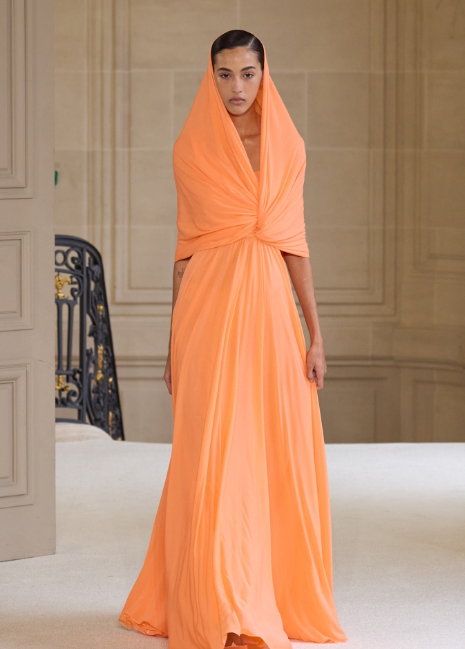 فستان مميز باللون البرتقالي لمناسبات صيف 2025 من Giambattista Valli 
