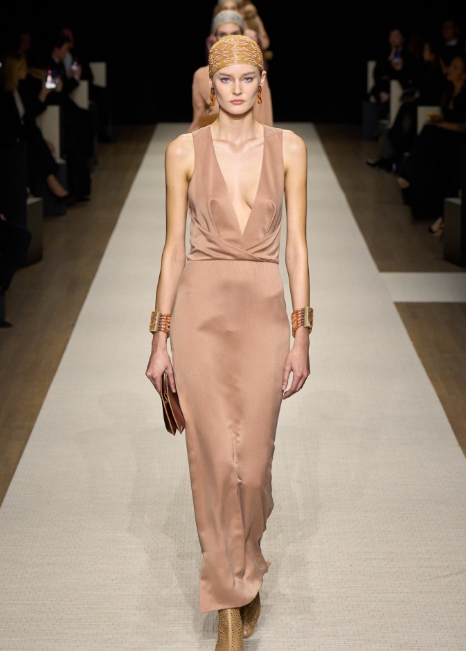  اللون الزهري الباستيل من ألوان البشرة الزيتونية Giorgio Armani