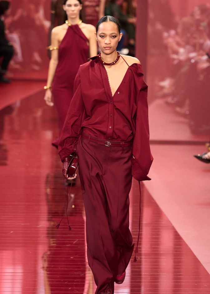 لون البوردو من عروض صيف 2025 تصميم دار  Gucci 