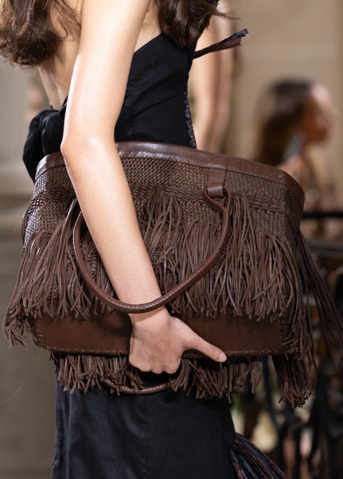 موضة الحقائب البارزة بتفاصيل الشراريب إختيارك الأساسي في الصيف