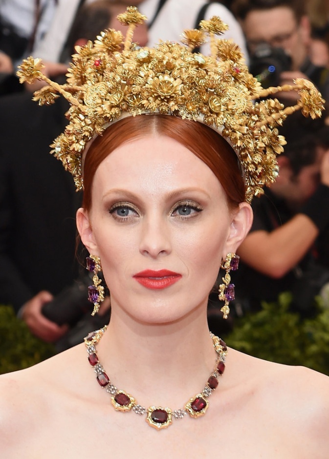 تسريحات شعر وأكسسوارات مميزة محفورة في ذاكرتنا في حفل Met Gala عبر السنوات