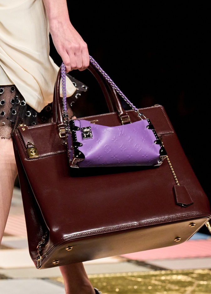 حقيبة كبيرة مميزة من Louis Vuitton 