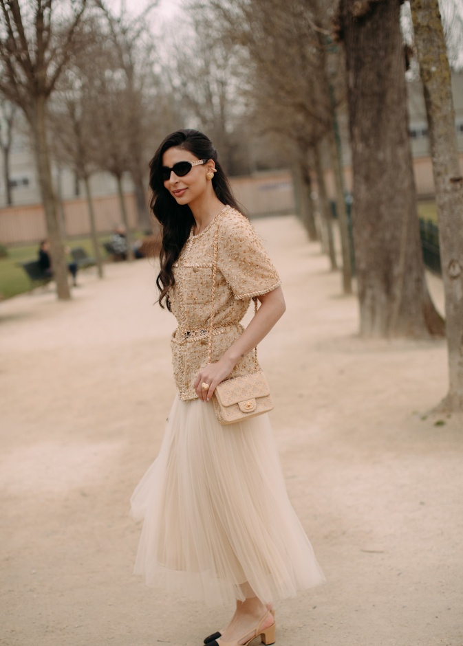 إطلالة بسيطة وراقية من شوارع باريس ربيع صيف 2025