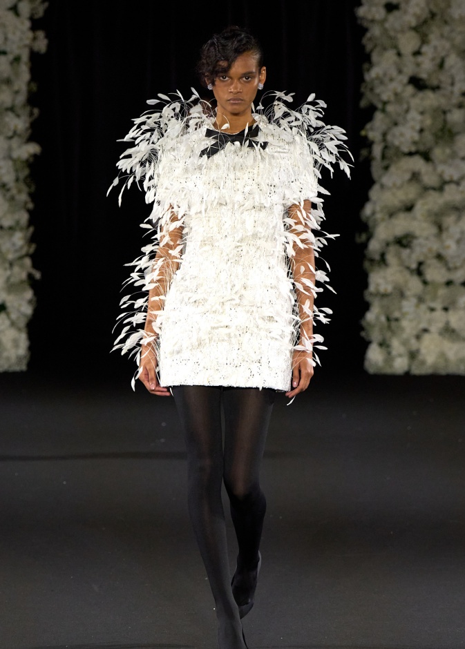 إطلالة من Richard Quinn