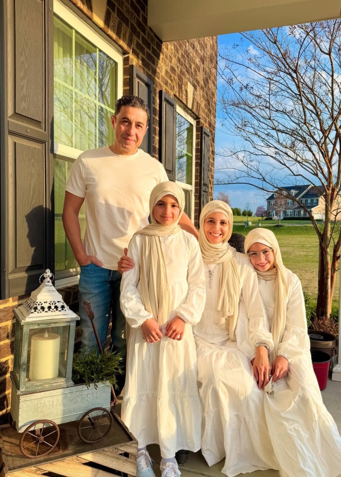 حنان ترك وعائلتها