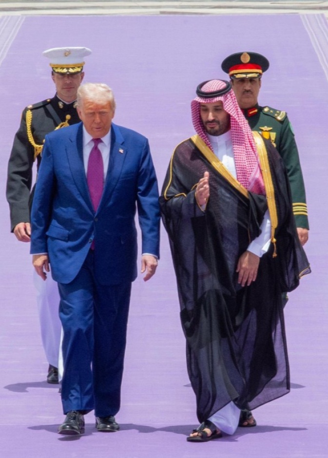 رسالة ثقافية بارزة بدلالات كبيرة خلال استقبال سمو ولي العهد للرئيس ترامب في الديوان الملكي بقصر اليمامة