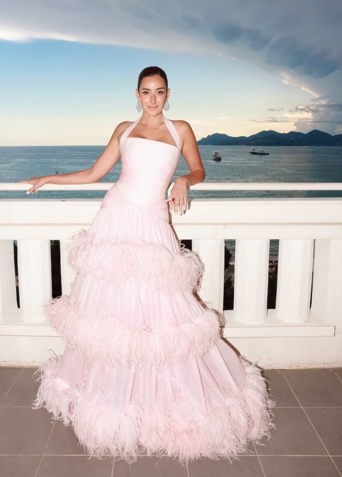 الأناقة العربية حاضرة على السجادة الحمراء في افتتاح مهرجان كان 2025 بفساتين فاخرة من النجمات