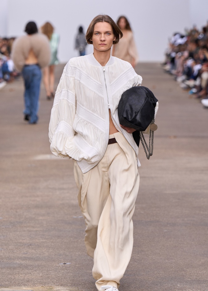 موضة السراويل الواسعة من Stella Mccartney 