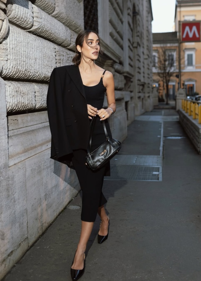 مدونة الموضة تمارا كالينيك بحقيبة East-West من فيرساتشي