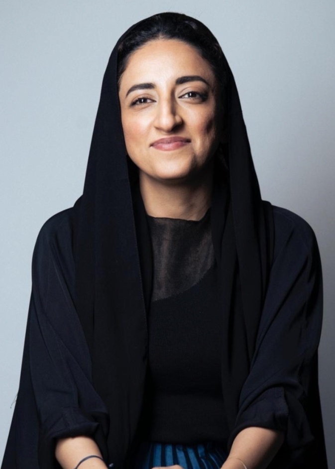 خاص لـ"هي": الفنانة السعودية إلهام الحتان الدوسري... حين يصبح الفن مرآة للهوية وذاكرة للمجتمع