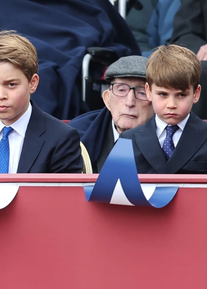 المشاغب كعادته.. الأمير لويس يقلد جورج ويسرق الأضواء في يوم النصر "فيديو"