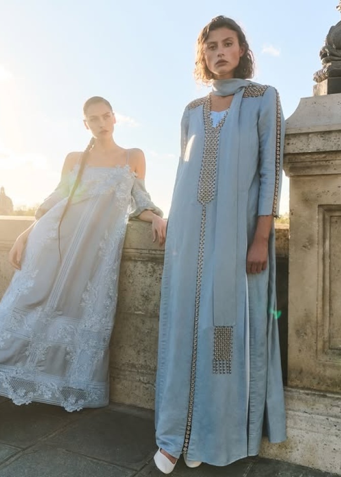 عباءات بألوان زاهية من موزان